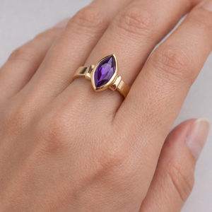 Bague en laiton ovale à facettes sertie d'améthyste, taille fixe, style glamour minimaliste, bijou fait main pour femme - Product Image 3