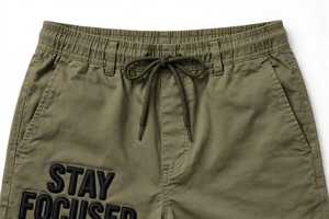 Shorts décontractés de plage pour hommes vert olive, séchage rapide, taille mi-haute élastique, imprimé tribal en relief, motif 'Stay Focused' - Product Image 3