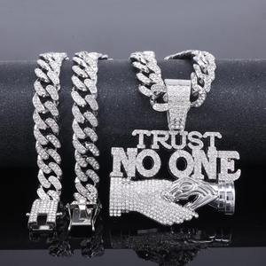 Chaîne cubaine tendance pour hommes européens et américains, style hip-hop, en alliage doré, avec pendentif motif croix incrusté de diamants - Product Image 3