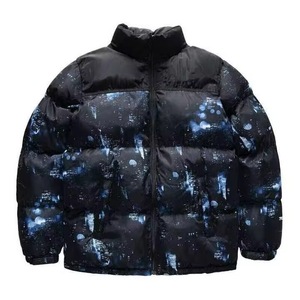 Chaqueta Acolchada Negra para Hombre con Estampado Digital, Cuello Alto, Cierre de Cremallera, Resistente al Viento, Informal, de Invierno, Gruesa, con Relleno de Poliéster - Product Image 1