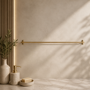 Barre porte-serviettes en métal mince avec finition laiton satiné pour rangement mural de salle de bain moderne et organisation minimaliste et épurée - Product Image 1
