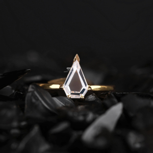 Anillo de compromiso solitario con diamante cultivado en laboratorio de corte rosa en forma de cometa, engaste de bisel, oro de 10K, 14K, 18K, joyería personalizada, anillos para uso diario - Product Image 1