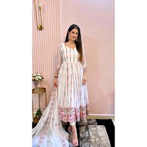 Vestido Anarkali de Algodón de Diseño para Fiestas con Pantalón y Dupatta, Conjunto Elegante de Pantalón y Dupatta - Product Image 2