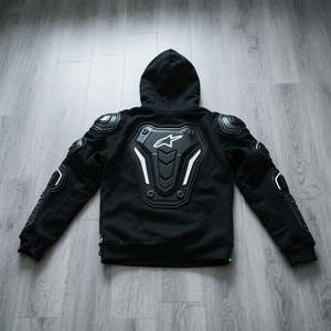 เสื้อฮู้ดมอเตอร์ไซค์สำหรับผู้ชายทรงปกติ OEM แบบกำหนดเอง สำหรับฤดูหนาว ผลิตจากผ้าโมดอลเสริมเกราะป้องกันเพื่อความปลอดภัยในการขับขี่ - Product Image 5