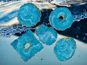 Prix usine meilleure qualité sous-verre en résine bords dorés placage amour Style résine artisanat teinté prix de gros résine artisanat - Product Image 5