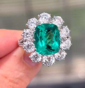 Anillo de Esmeralda Cultivada en Laboratorio con Corte Cojín en Plata de Ley 925, Anillo Halo con Esmeralda y Circonitas, Estilo Vintage, Anillo con Gema Verde - Product Image 3