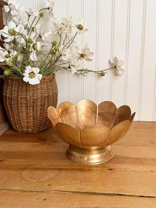 Bol de service traditionnel en laiton, inspiré des designs classiques, idéal pour les repas en famille, les mariages et les fêtes décoratives - Product Image 3