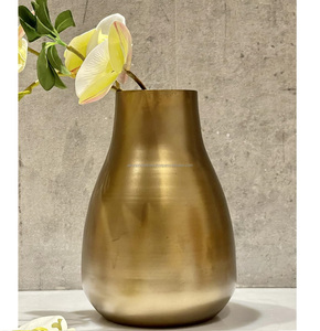 Vase à fleurs en aluminium doré fait à la main chef-d 'œuvre artisanal pour élever votre décoration intérieure élégance artisanale - Product Image 4
