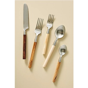 Ensemble de couverts en acier inoxydable mat avec manche en bois nordique, vaisselle rustique écologique - Product Image 1