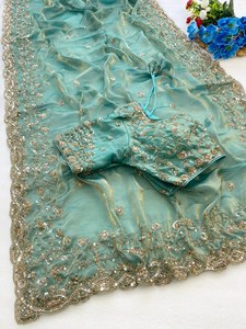 Sari en satin de soie pur et doux Fandy avec broderie Dana véritable, travail de sequins et bordure ajourée, accompagné d'un chemisier de créateur lourd. - Product Image 2