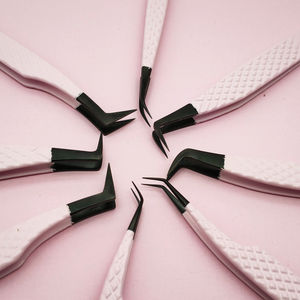 Pince à cils rose personnalisée à marque privée avec manche en forme de cœur, pince à cils pour extensions avec poignée en fibre en forme de cœur - Product Image 1