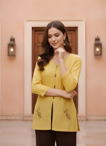 Tunica Tradizionale da Donna Giallo Senape con Ricami, in Cotone e Seta, Lunghezza Regolare, Scollo a V, Manica a Tre Quarti, Completamente Cucita - Product Image 2