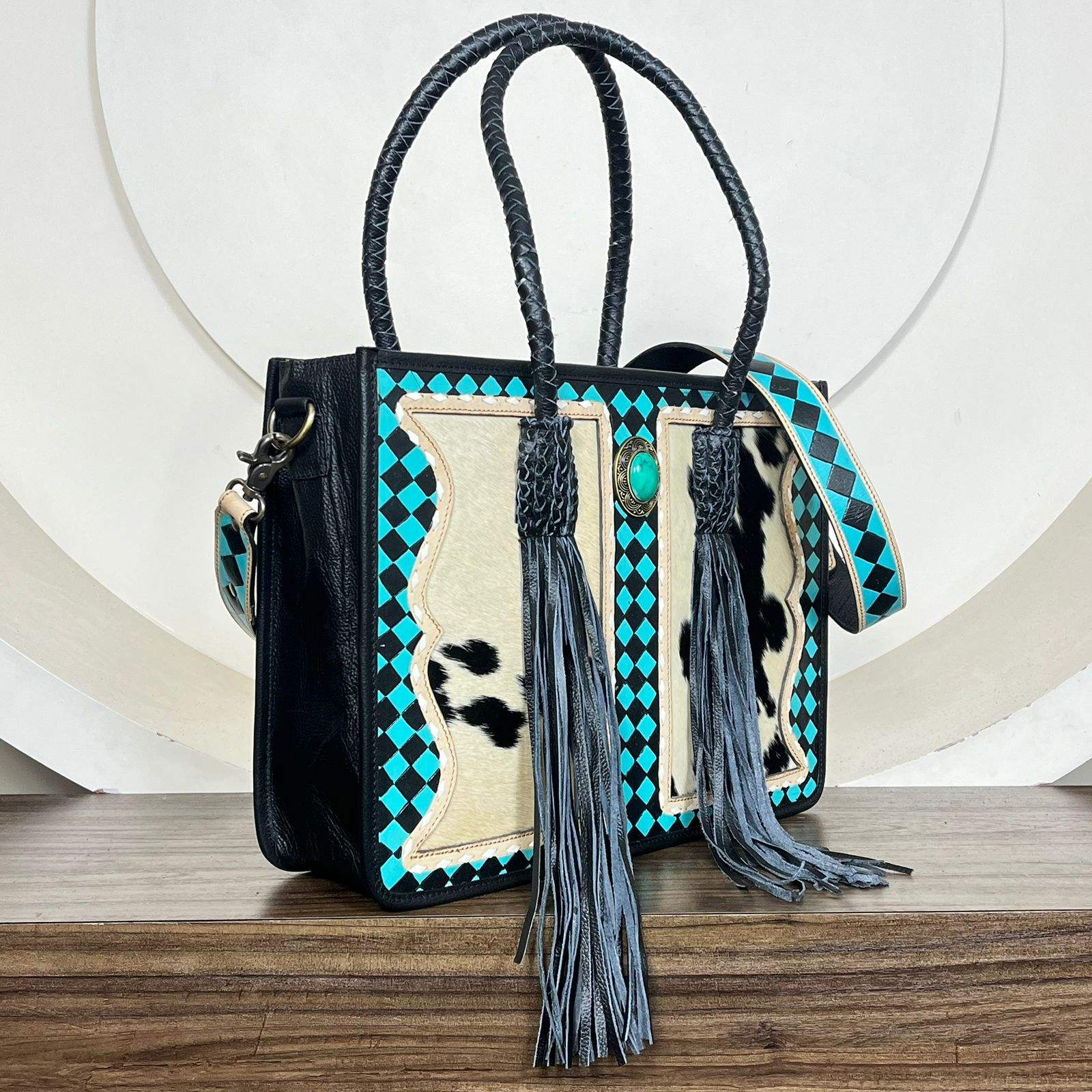 ลายตารางสีเทอร์ควอยซ์และดำ