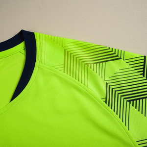 Ensemble d'uniformes de football personnalisés pour hommes et femmes, maillot et short de football professionnels, en vente en ligne au meilleur prix - Product Image 3