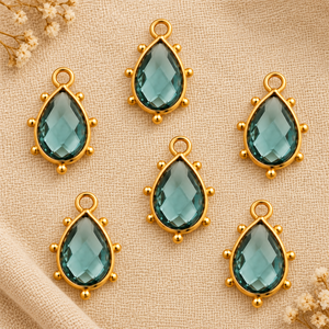 Pendentif en quartz topaze bleue facetté en forme de poire, avec monture dorée, pour la fabrication de colliers, bracelets et boucles d'oreilles - Product Image 3