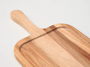 Planche à découper en bois pour la cuisine avec poignée, idéale pour servir les charcuteries et couper le fromage - Product Image 4