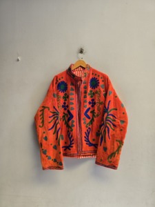 Chaqueta Suzani de Terciopelo Naranja Premium para Mujer, Bordado Floral de Corazones, Estilo Bohemio Étnico, Abrigo de Invierno de Diseñador al por Mayor - Product Image 3
