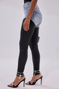 Jean en denim unisexe asymétrique taille mi-haute avec empiècements en PU, coupe ample à jambe large, longueur intégrale, style bohème, idéal pour le printemps - Product Image 3