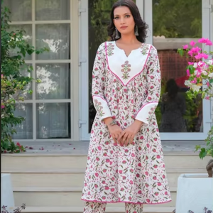 ชุดคุรตะพร้อมกางเกงผ้าปักลายขาวแบบบล็อกพิมพ์ด้วยมือ บูติ จาล - Product Image 1