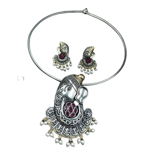 ชุดสร้อยคอพระพิฆเนศเงินออกซิไดซ์ประดับทับทิมสีแดงเลือดหมูและมุกทรงหยดน้ำ - เครื่องประดับอินเดียสำหรับผู้หญิง สีแดงไวน์ - Product Image 3