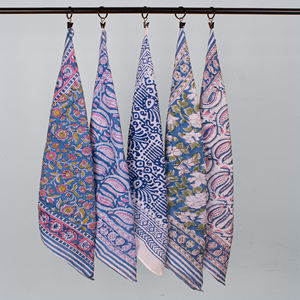 Pañuelo Cuadrado de Algodón Estampado a Mano con Diseños Florales de Jaipur, Ideal para Mujer, Suave al Tacto, para las Cuatro Estaciones - Product Image 1