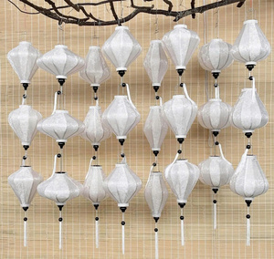 Lanternes en soie décoratives de Hoi An avec broderies florales complexes et finition brillante dans des formes traditionnelles vietnamiennes - Product Image 1