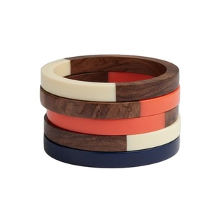 กำไลไม้โบราณคุณภาพพรีเมียม ดีไซน์สวยงาม ขัดเงา บรรจุภัณฑ์สั่งทำได้ สำหรับผู้หญิงทุกโอกาส LODI IMPEX WB20024 - Product Image 1