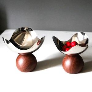 Cuenco de chocolate cromado de metal esculpido con forma de onda, equilibrado sobre una esfera de madera de nogal lisa, un centro de mesa artístico y moderno para decoración. - Product Image 6