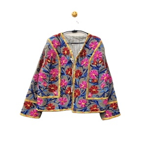 Chaqueta de Algodón Acolchada Reversible, Ecológica, con Bordado Suzani Vintage Hecho a Mano en India, Diseños Estampados con Remaches y Rayas - Para Mujer - Product Image 1