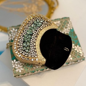 Bolso de Hombro Tradicional Hecho a Mano para Mujer, con Mosaico Kundan, Estampado Floral Digital, Latón Chapado en Oro, Elegante - Product Image 3