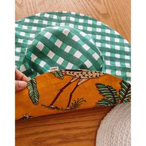 Chapeau de plage réversible à carreaux vert/moutarde The Quince Life Jungle pour les activités de plein air - Product Image 1