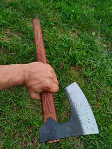 Hache artisanale de qualité industrielle en acier à haute teneur en carbone, à dos plat, avec manche en bois, taille et longueur de lame personnalisables, pour usage extérieur - Product Image 4