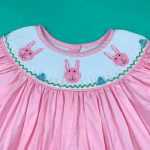 Robes décontractées respirantes en polyester et coton pour filles, pour la fête de Pâques, vêtements pour enfants smockés avec un design personnalisé de lapin. - Product Image 2