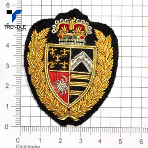 Écusson brodé en feutre de laine, forme irrégulière 3D, à coudre, avec couronne et couronne de lauriers, motif blason - Product Image 1