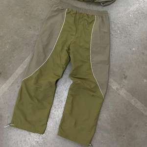 Ensemble de survêtement léger et personnalisé pour homme : veste coupe-vent en nylon avec fermeture éclair détachable et pantalon de survêtement en nylon - Product Image 3