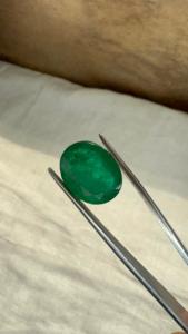 Émeraude naturelle zambienne de 5,35 carats, taille ovale, pierre précieuse non montée |   Pierre précieuse verte de qualité supérieure pour la fabrication de bijoux fins et la vente en gros - Product Image 4