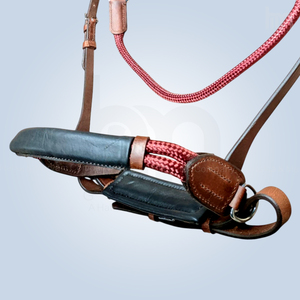 Bridon anatomique en cuir sans mors avec sangle de nez rembourrée douce, frontale en cuir tressé couleur bordeaux, équipement équestre - Product Image 5