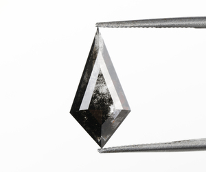 Diamante Negro de Laboratorio Cultivado en Laboratorio, Corte Cometa, 1.45 Ct, Fancy S&P, Perforado con Láser, Diamante Suelto Personalizado Tipo Sal y Pimienta, Venta al por Mayor - Product Image 4