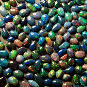Opales noires éthiopiennes naturelles, pierres précieuses en vrac, formes libres, cabochons polis pour la fabrication de bijoux, vente en gros, pierres en vrac - Product Image 1