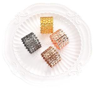 Elegante Anillo de Servilleta de Metal para Mesa, Diseñado para una Presentación Sofisticada y Uso Decorativo - Product Image 1