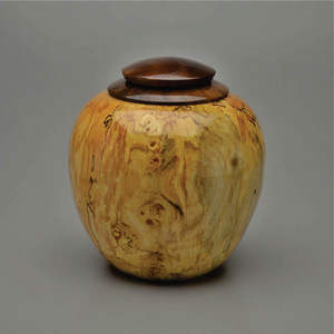 Urna Funeraria de Madera Maciza para Cremación Humana - Recipiente Conmemorativo Artesanal - Contenedor Ecológico de Madera para Cenizas de Adultos - Product Image 1