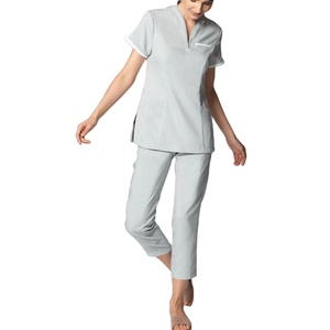 La mejor calidad logotipo personalizado frente dos bolsillos colores sólidos uniformes médicos conjuntos ajustados cómodos y transpirables - Product Image 1