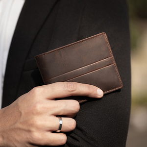 Fabriqué en cuir véritable de qualité supérieure, ce portefeuille raffiné à deux volets présente un design gaufré distinctif qui ajoute de la profondeur. - Product Image 1