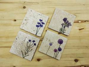 Sous-verres en pierre de travertin à motifs floraux avec support de présentation, décoration de table naturelle faite à la main - Product Image 4