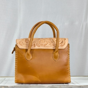 Sac fourre-tout vintage en cuir véritable avec fermeture éclair à motif floral, doublure en polyester, idéal pour la plage, les voyages et l'usage quotidien - Product Image 3