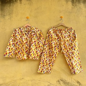 Ensemble de pyjama classique jaune pour femme, 100 % coton, imprimé floral, manches trois quarts, taille élastique, longueur genou, vêtements de nuit - Product Image 1