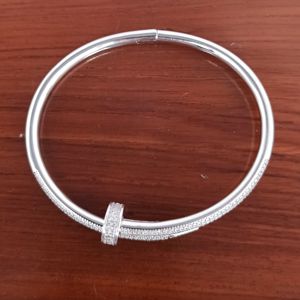 Bracelet jonc ouvert Revalia en argent sterling 925, motif croix de diamants, finition rhodiée, micro-pavé, design moderne, pour femme, idéal pour les soirées - Product Image 3