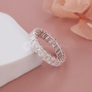 Bague en diamant de synthèse au design tendance, alliance éternité classique en or blanc, taille radiant, pour femme, provenant d'un fournisseur indien - Product Image 4