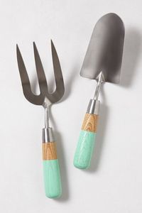 Kit complet d'outils de jardin avec sécateur, scie, râteau et houe dans une boîte de rangement en bois pour usage professionnel - Product Image 5