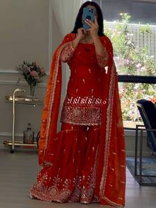 Conjunto de Fiesta Vintage TOP SHARARA DUPATTA JMC de Seda con Bordado Intrincado de Hilo y Lentejuelas - Product Image 2